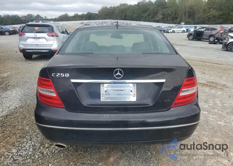 2013 Mercedes-Benz C 250 z USA, uszkodzony, nr VIN WDDGF4HB2DR263348